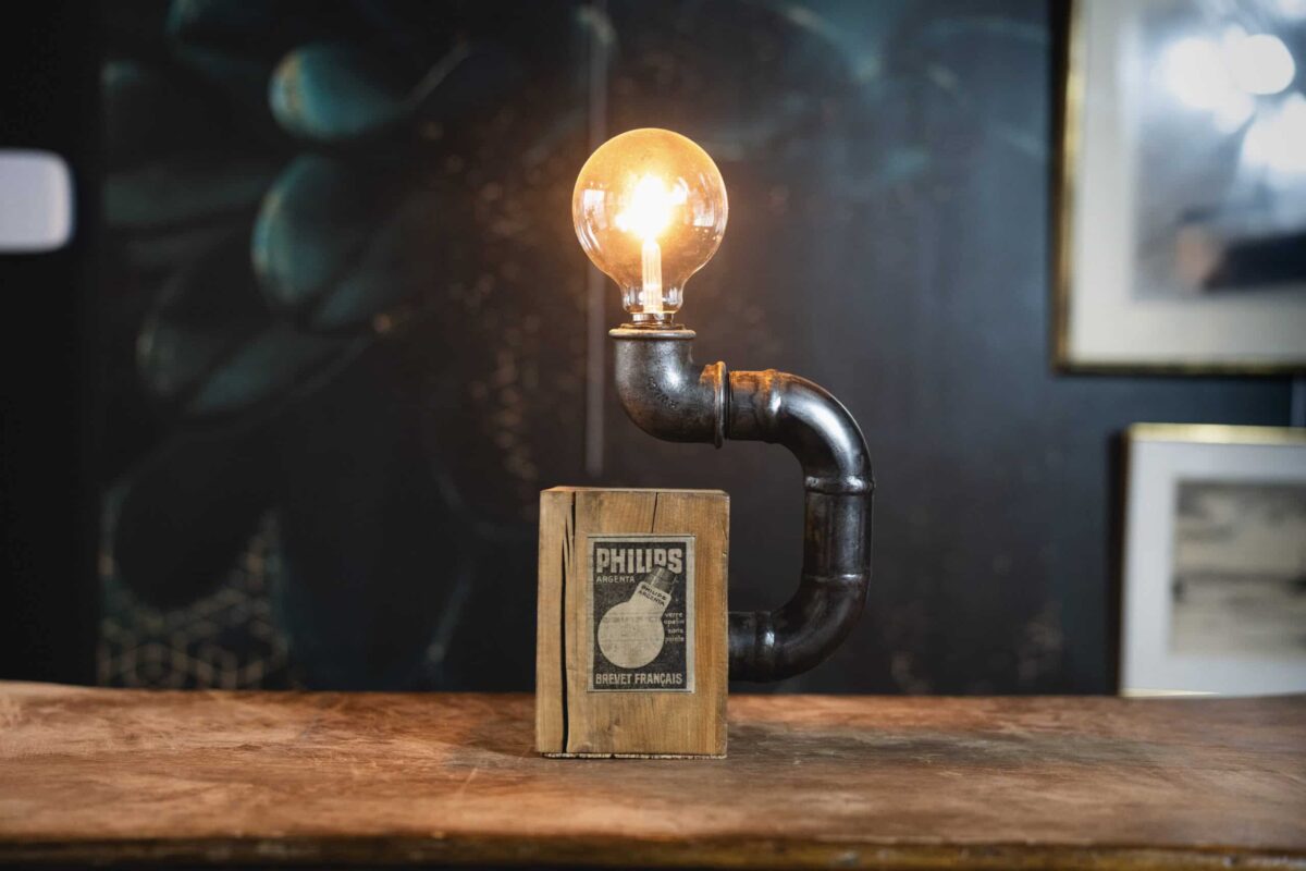 Lampe industrielle en métal et bois