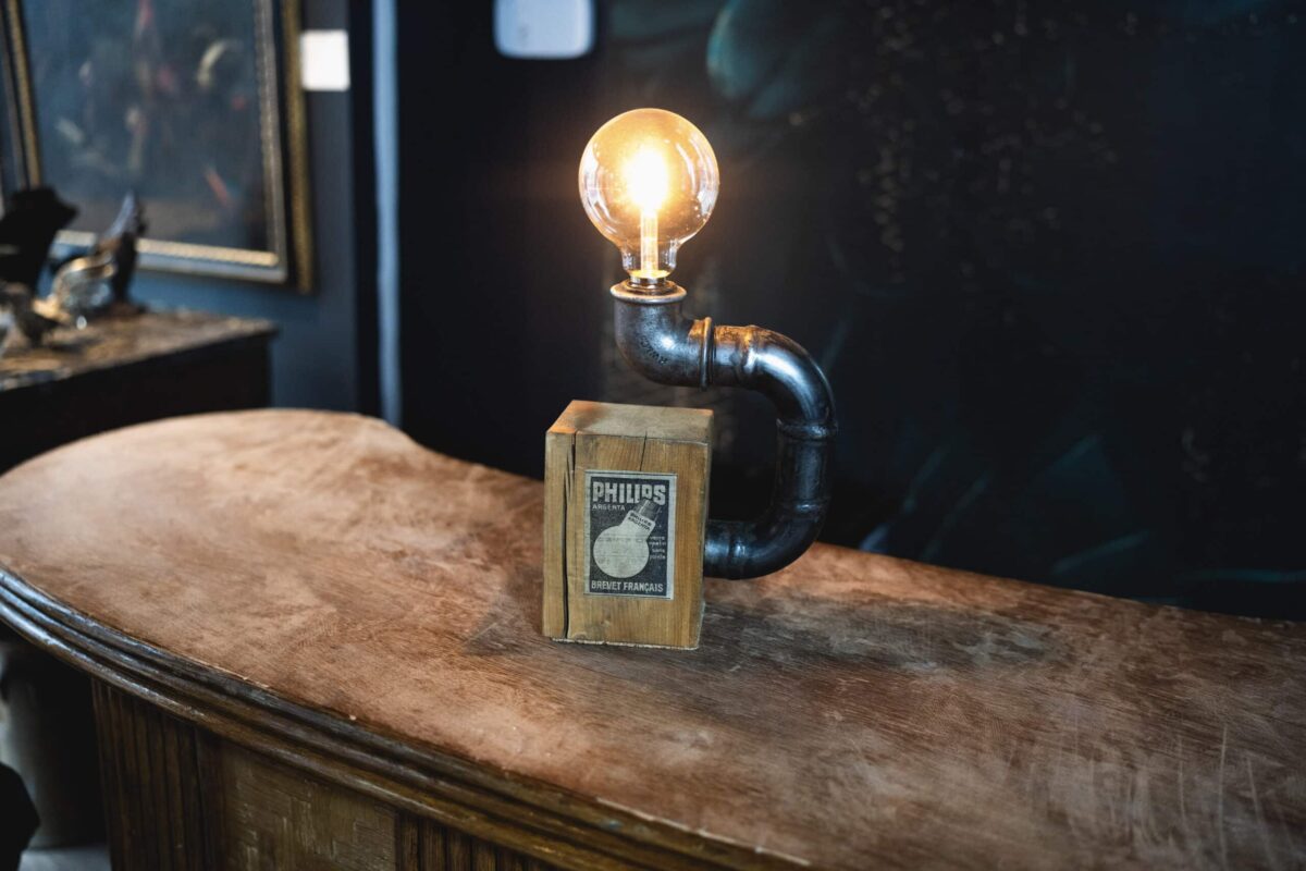 Lampe industrielle en métal et bois – Image 2
