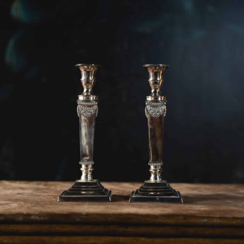 Paire de Bougeoirs en Métal Argenté – Style Empire