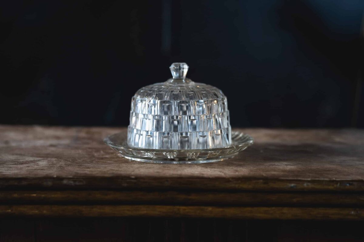 Cloche à Fromage ou à Beurre en Verre Moulé – Style Art Déco
