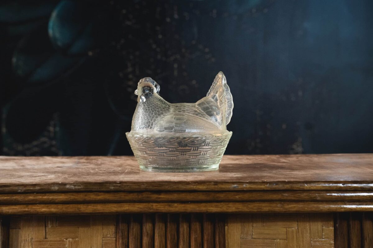 Poule en Verre Moulé