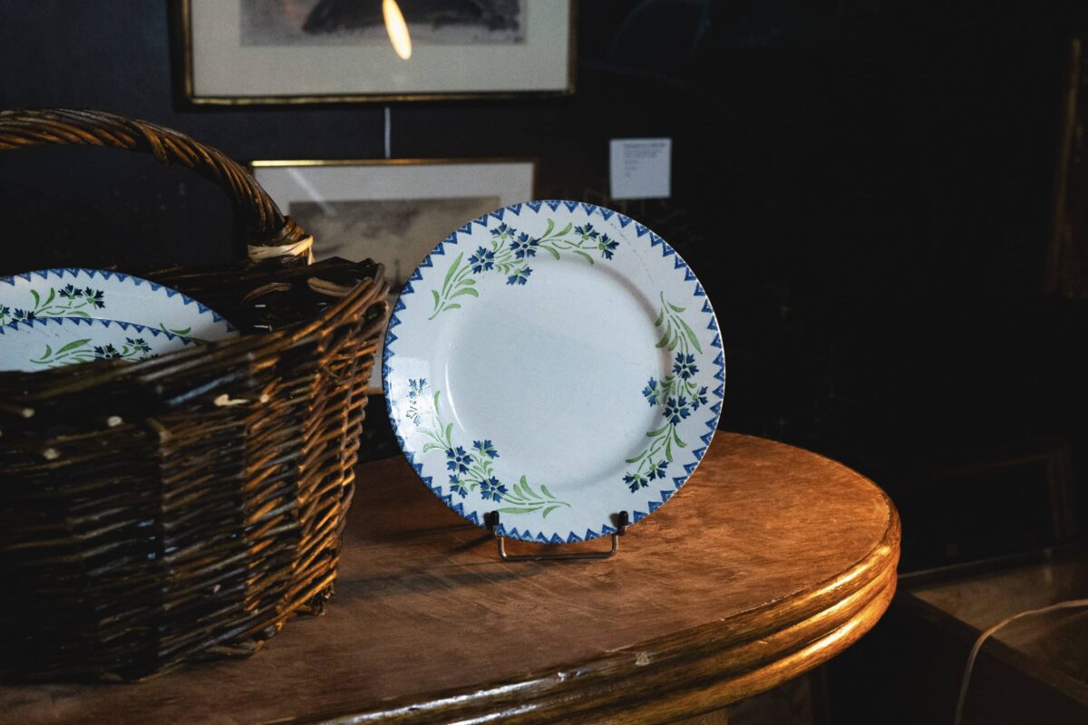 Ensemble d’Assiettes en Faïence Fine – Décor de Bleuets