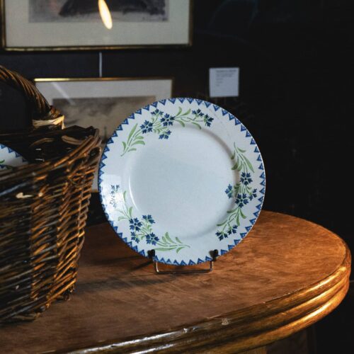 Ensemble d’Assiettes en Faïence Fine – Décor de Bleuets