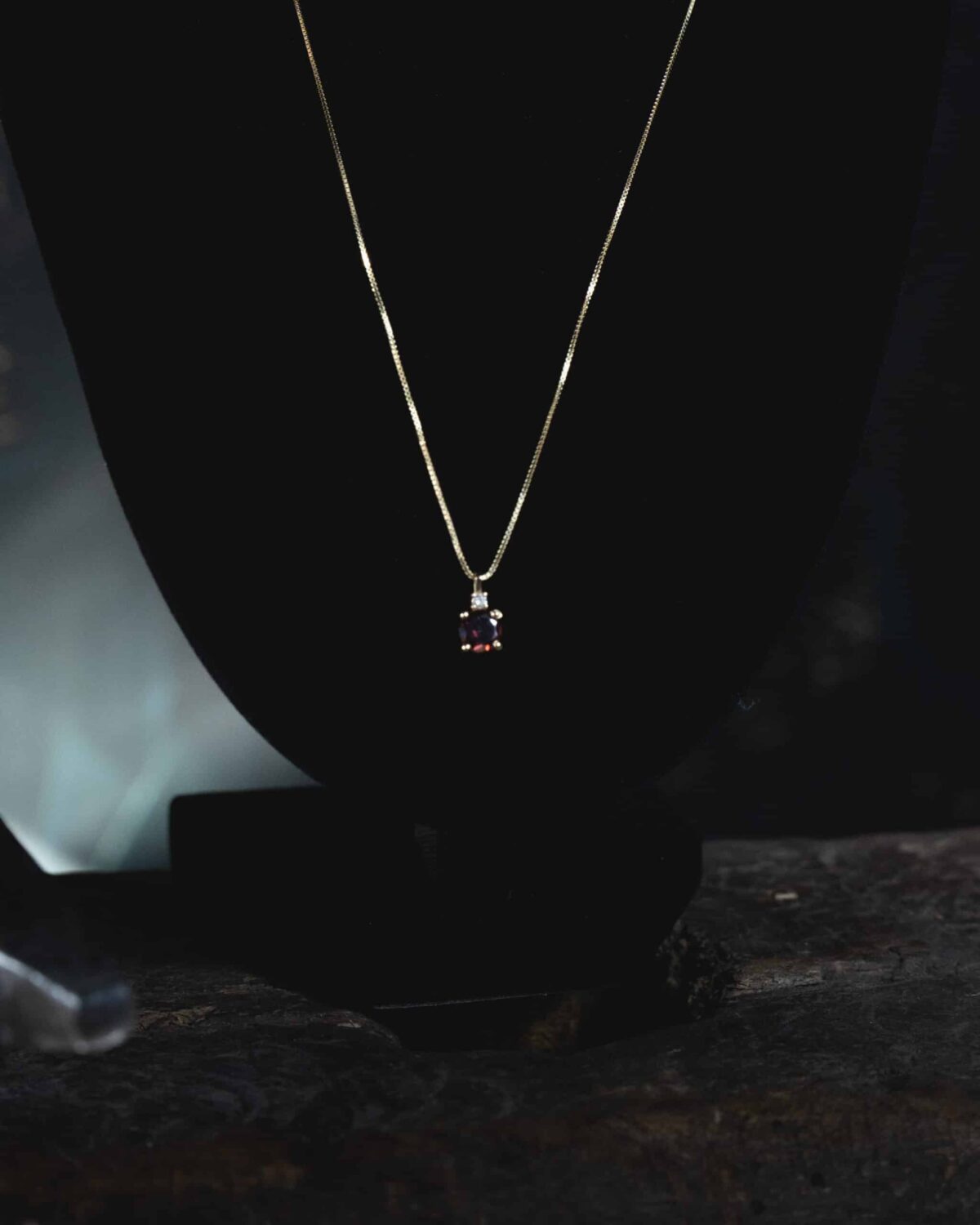 Collier en Or 18 Carats, Grenat Ovale et Diamant Naturel
