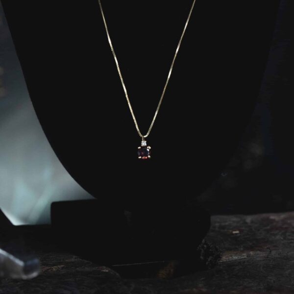 Collier en Or 18 Carats, Grenat Ovale et Diamant Naturel