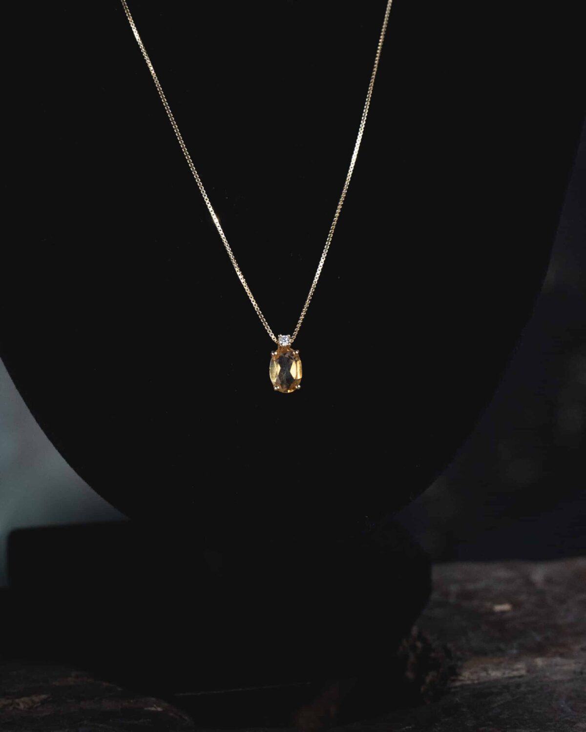 Collier en Or 18 Carats, Citrine Ovale et Diamant Naturel