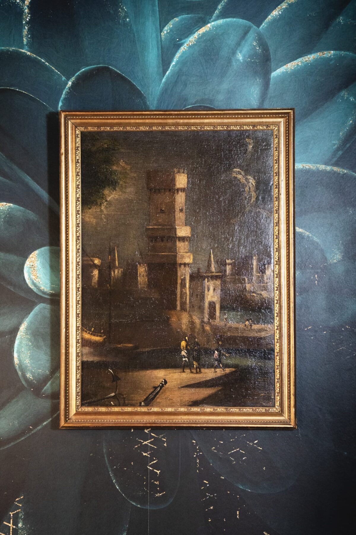 Vue sur la tour d’un port animé