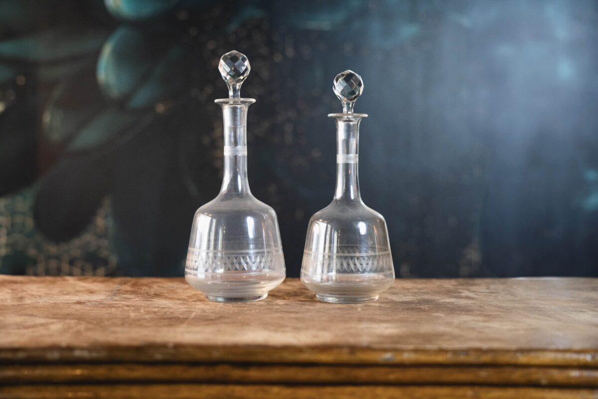 Paire de carafes en verre gravé – Circa 1920