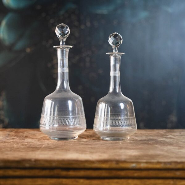 Paire de carafes en verre gravé – Circa 1920