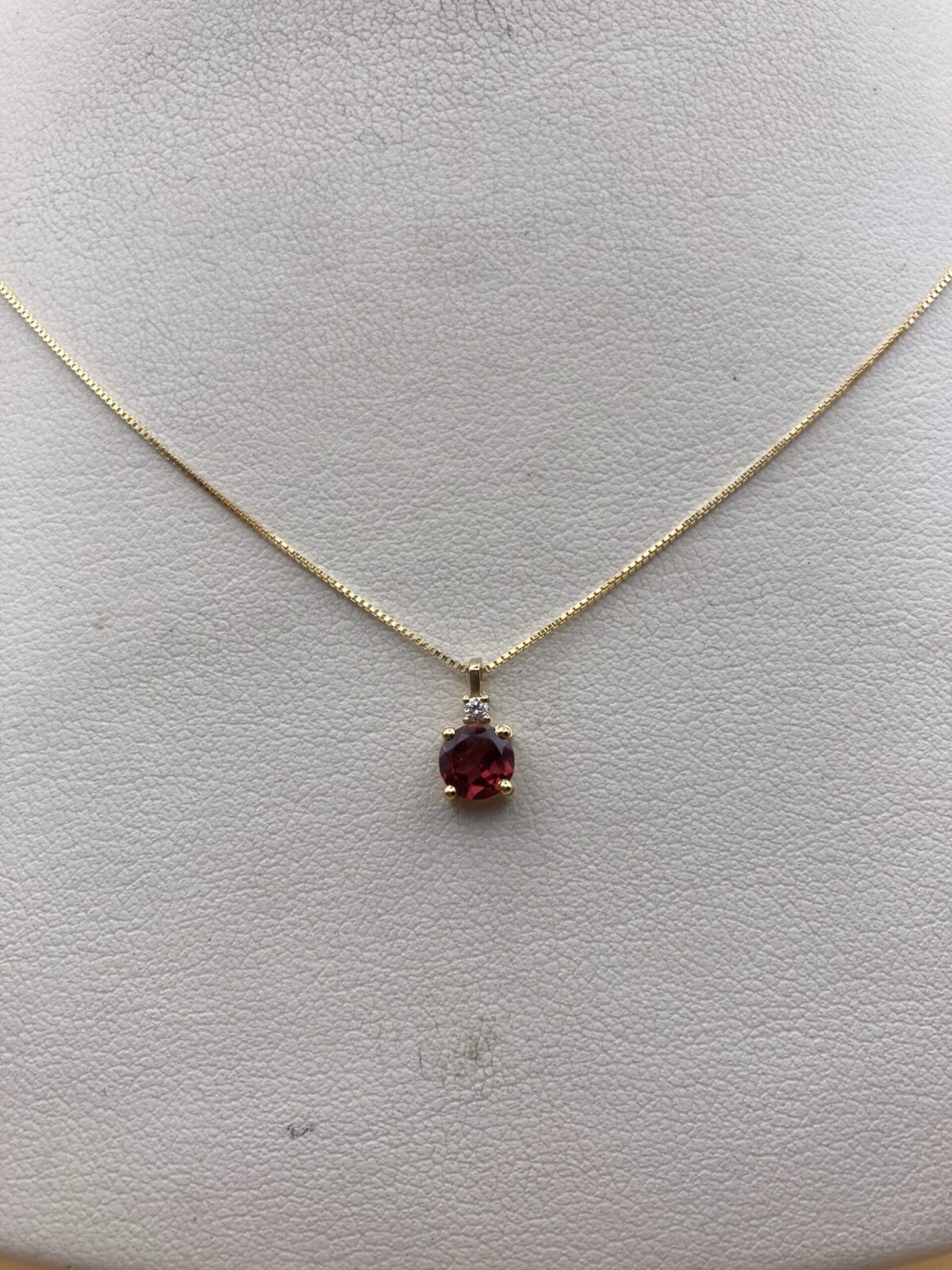 Collier en Or 18 Carats, Grenat Ovale et Diamant Naturel – Image 2