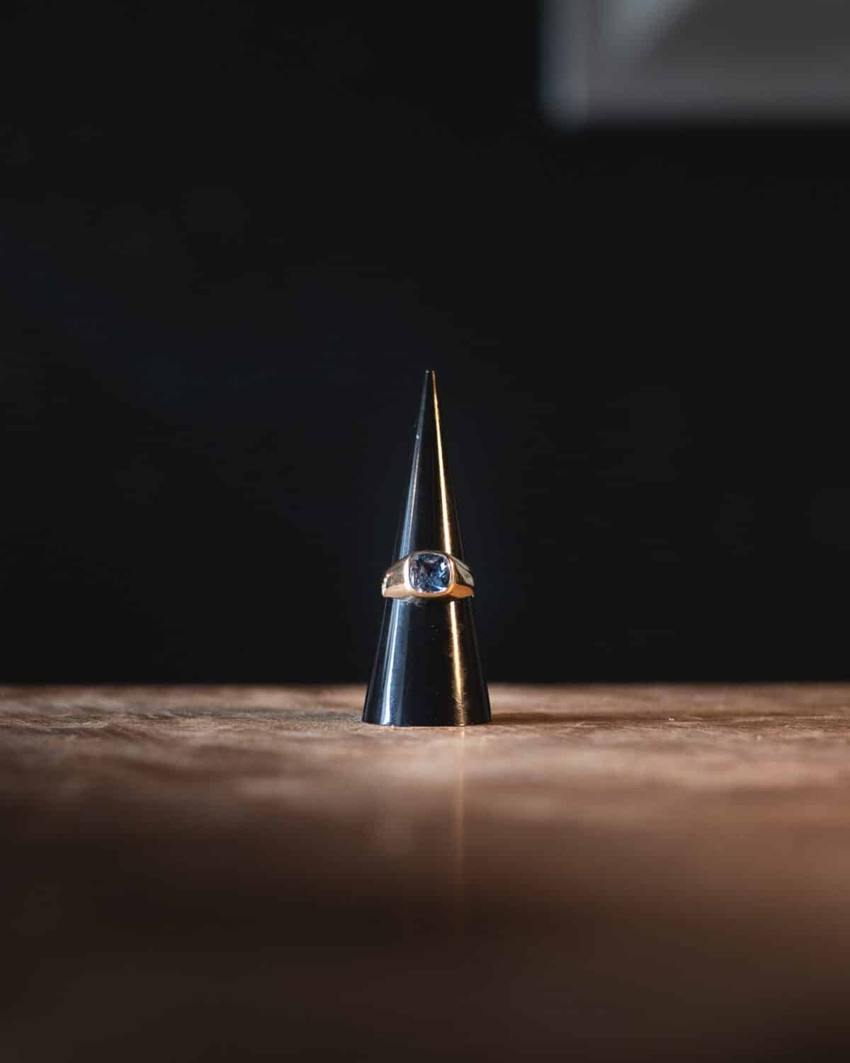 Chevalière en or jaune 18 carats et spinelle bleue – Années 1960