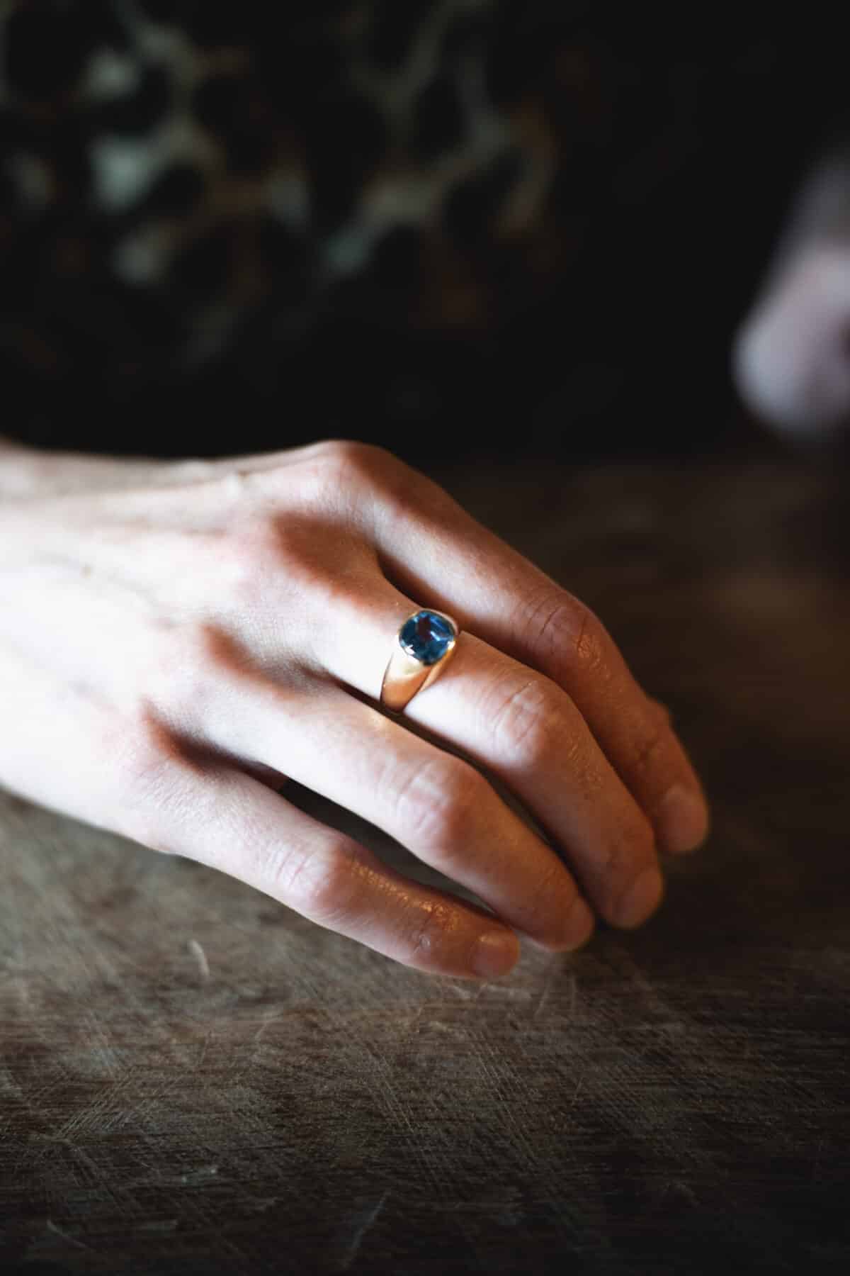 Chevalière en or jaune 18 carats et spinelle bleue – Années 1960 – Image 2