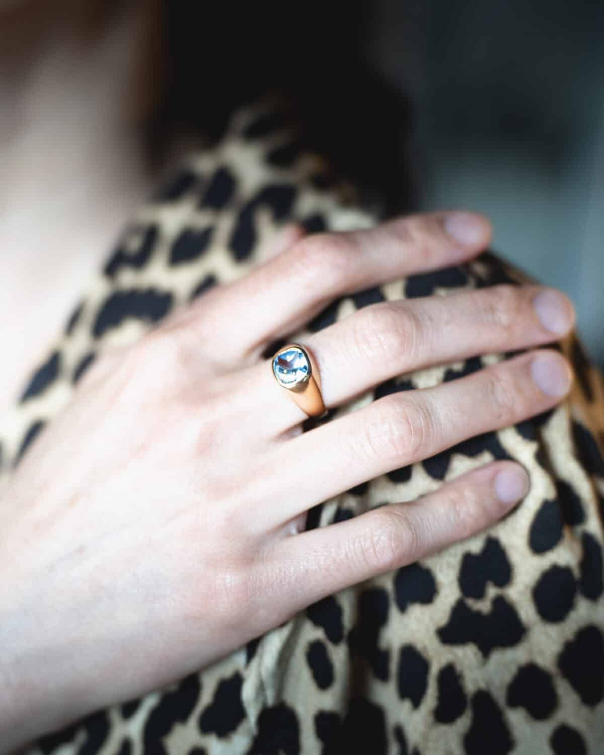 Chevalière en or jaune 18 carats et spinelle bleue – Années 1960 – Image 3