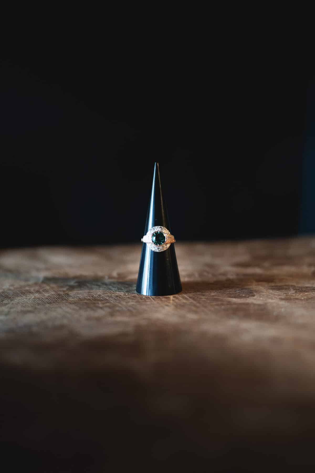 Bague en or rose et argent – Émeraude et diamants