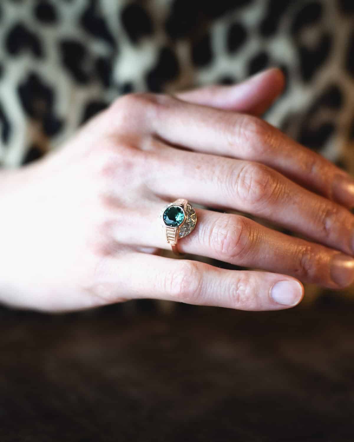 Bague en or rose et argent – Émeraude et diamants – Image 2