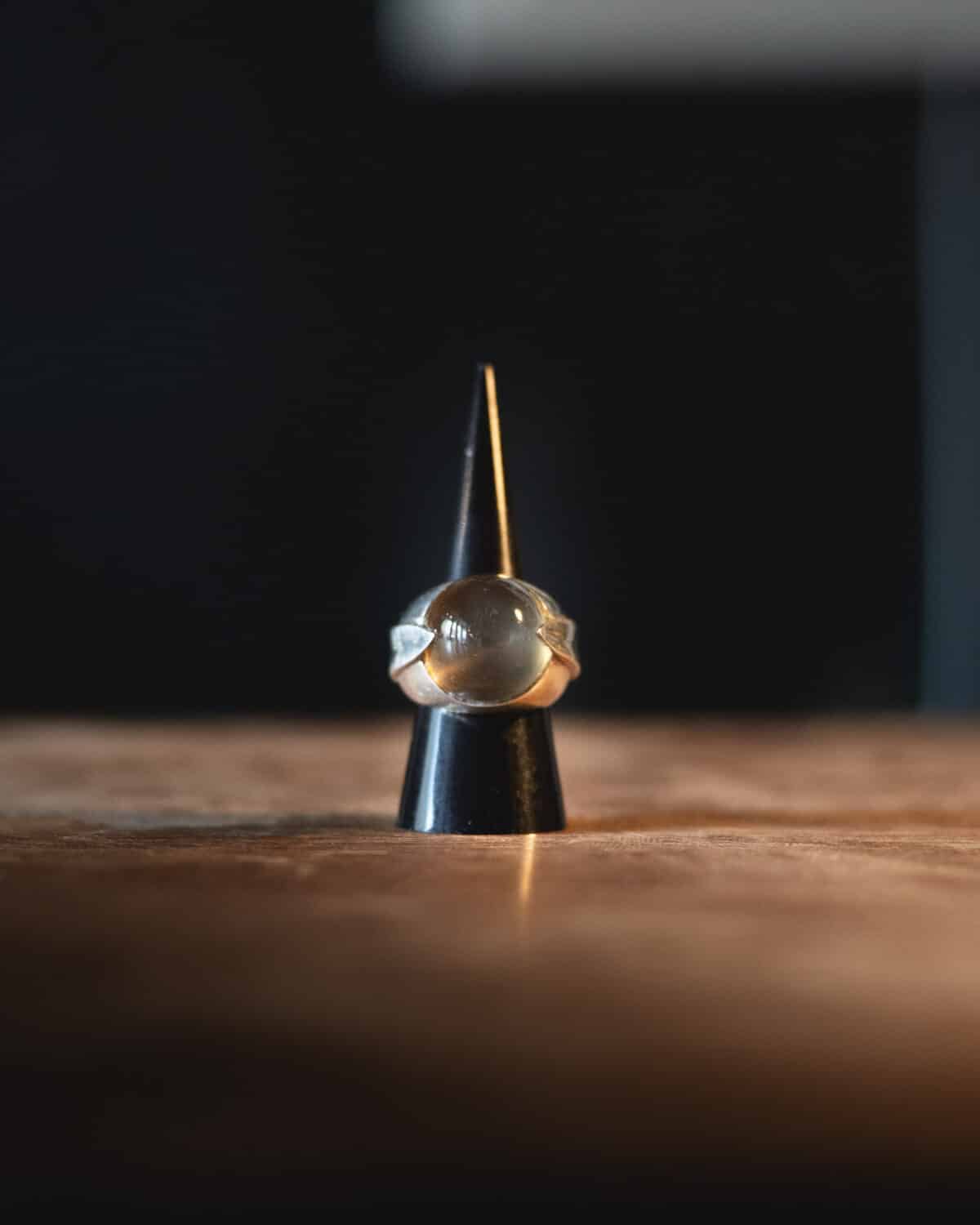 Bague en argent 800 millièmes – Pierre cabochon chatoyante