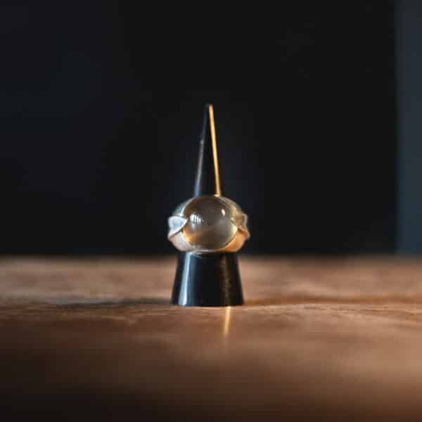 Bague en argent 800 millièmes – Pierre cabochon chatoyante