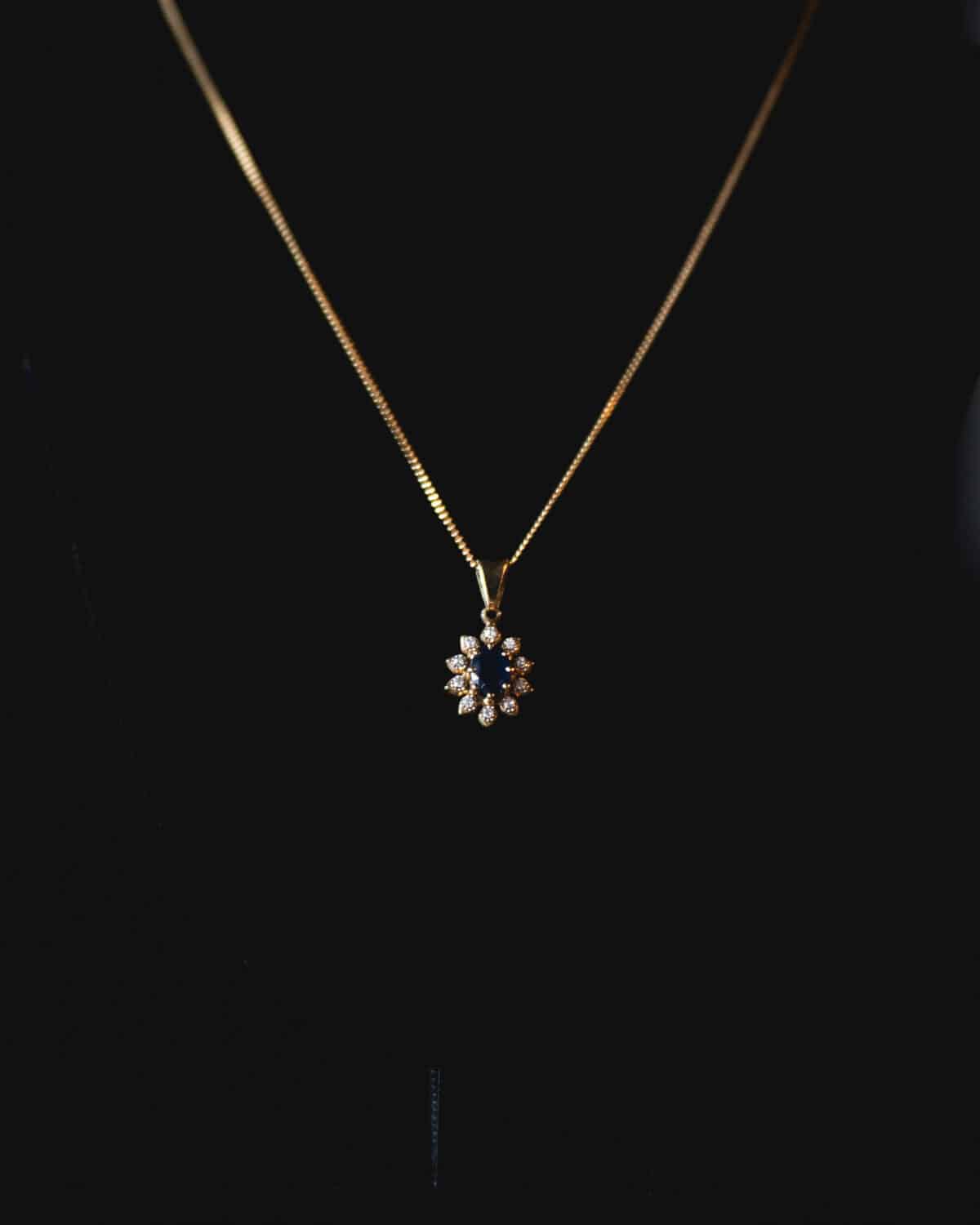 Pendentif en or jaune 18 carats – Saphir ovale et diamants