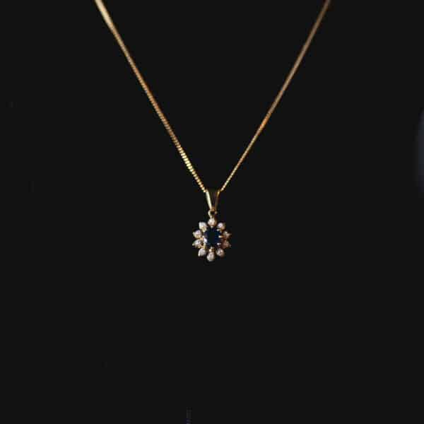Pendentif en or jaune 18 carats – Saphir ovale et diamants