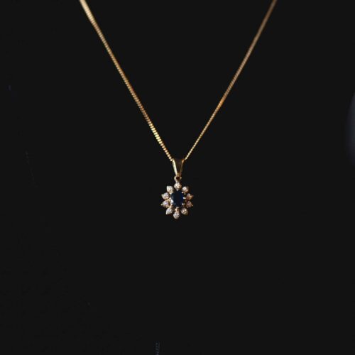 Pendentif en or jaune 18 carats – Saphir ovale et diamants