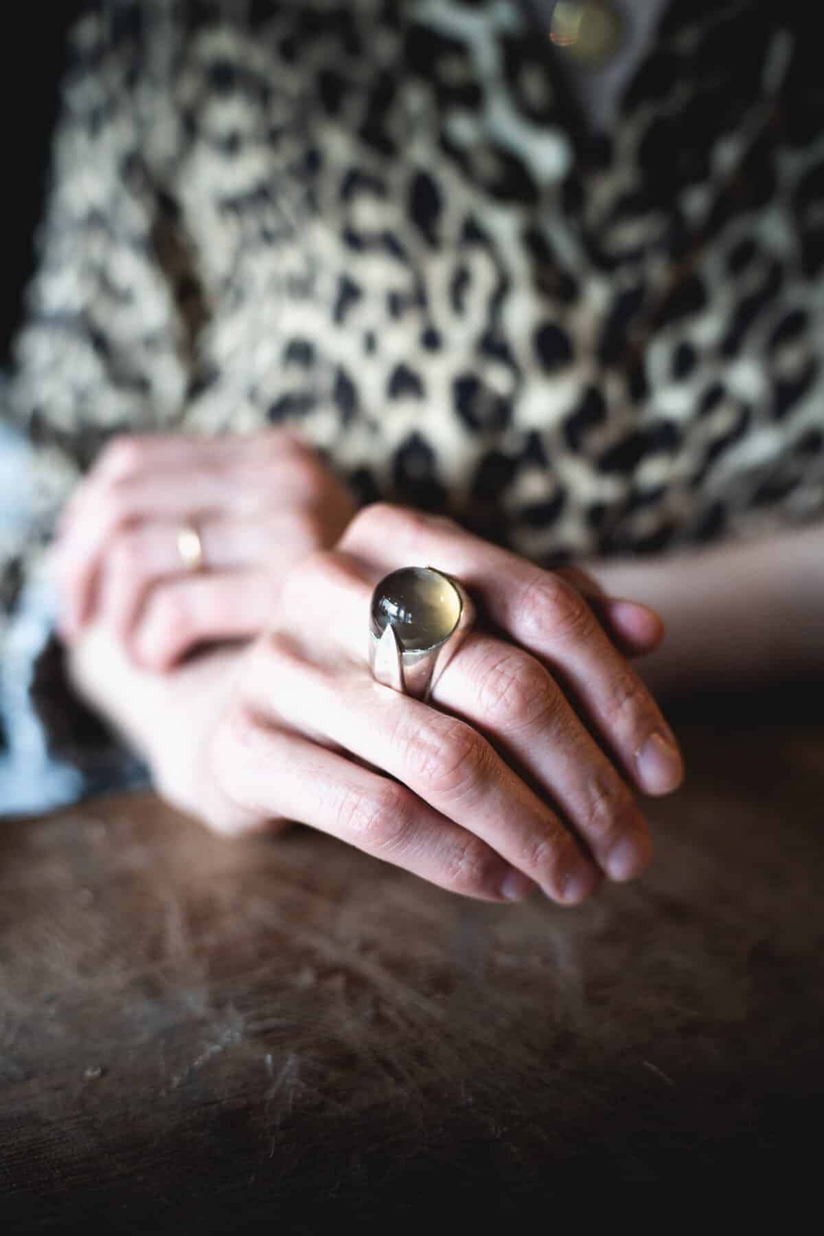 Bague en argent 800 millièmes – Pierre cabochon chatoyante – Image 3