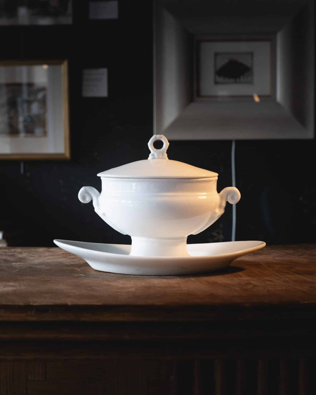 Saucière blanche couverte avec dormant – France, XXe siècle