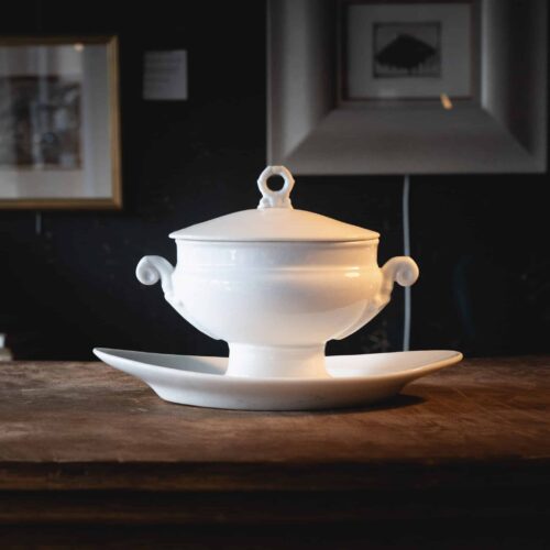 Saucière blanche couverte avec dormant – France, XXe siècle