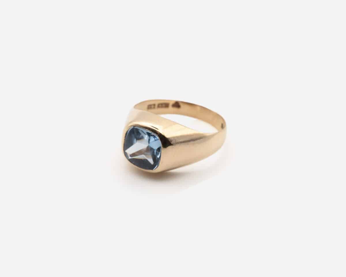 Chevalière en or jaune 18 carats et spinelle bleue – Années 1960