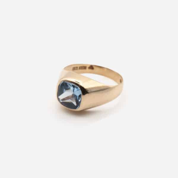 Chevalière en or jaune 18 carats et spinelle bleue – Années 1960
