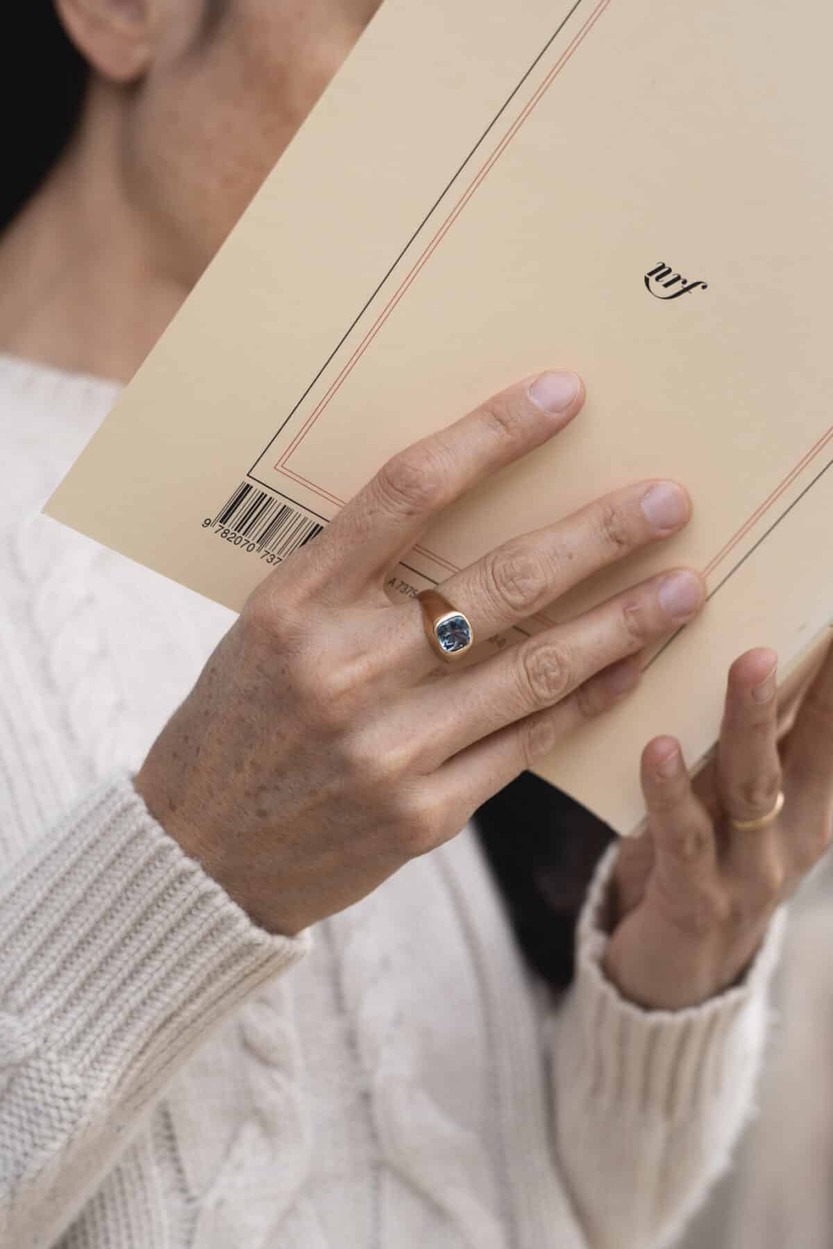 Chevalière en or jaune 18 carats et spinelle bleue – Années 1960 – Image 2