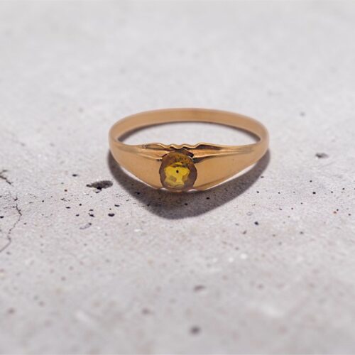 Bague ancienne en or jaune et saphir jaune
