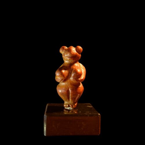 Statuette néolithique en jade (néphrite) – Culture de Hongshan (attribuée)