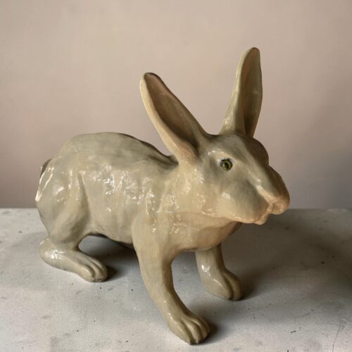 Lièvre en céramique émaillée blanche