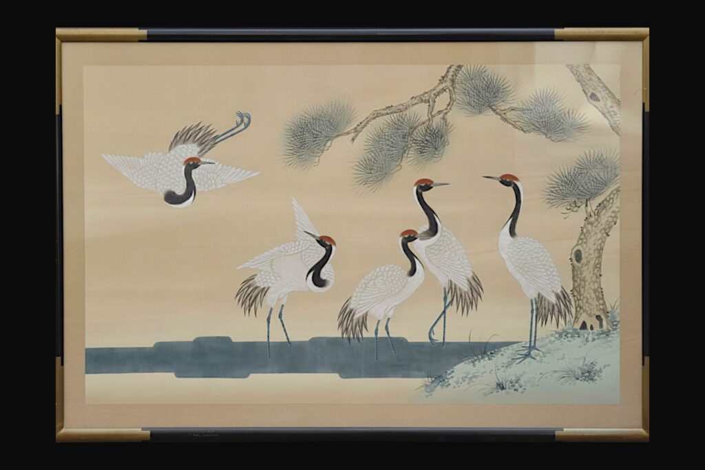 Grand panneau japonais peint sur papier monté sur soie – Grues sous un pin – XXe siècle