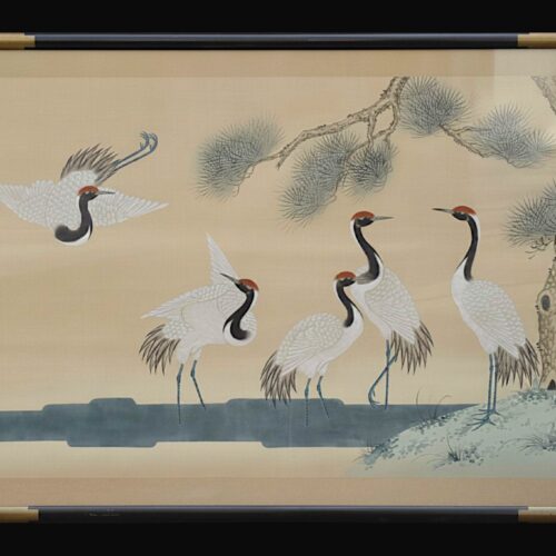 Grand panneau japonais peint sur papier monté sur soie – Grues sous un pin – XXe siècle