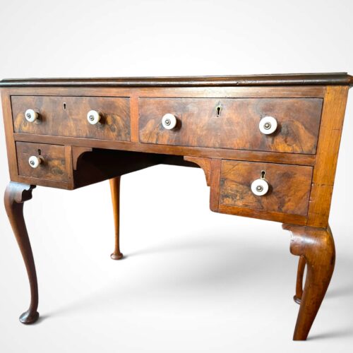 Bureau anglais en noyer, style Queen Anne – XIXe siècle