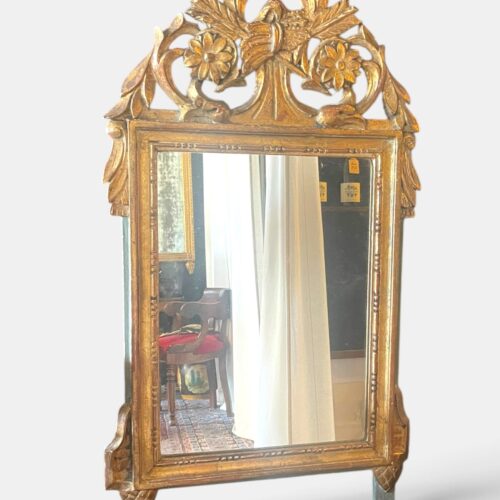 Miroir en bois sculpté et doré – Époque Louis XVI